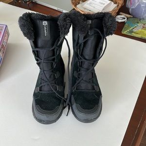 Women’s Columbia waterproof snow boots size 9 - like new